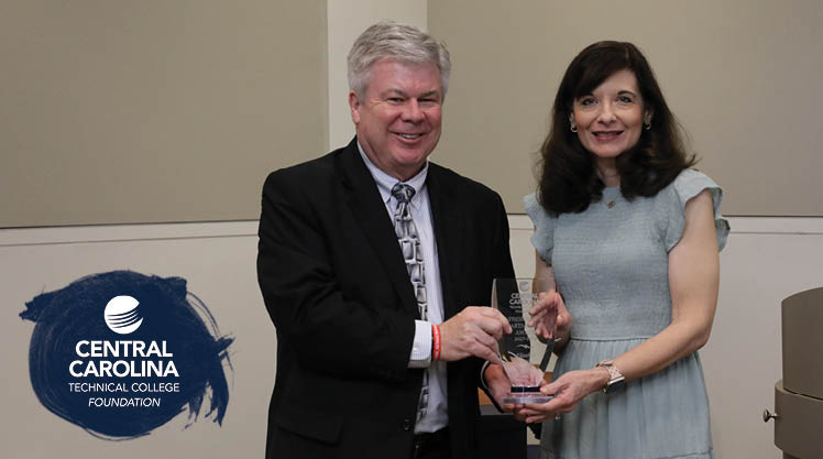 Elizabeth Lackey receiving the President Partnership award.